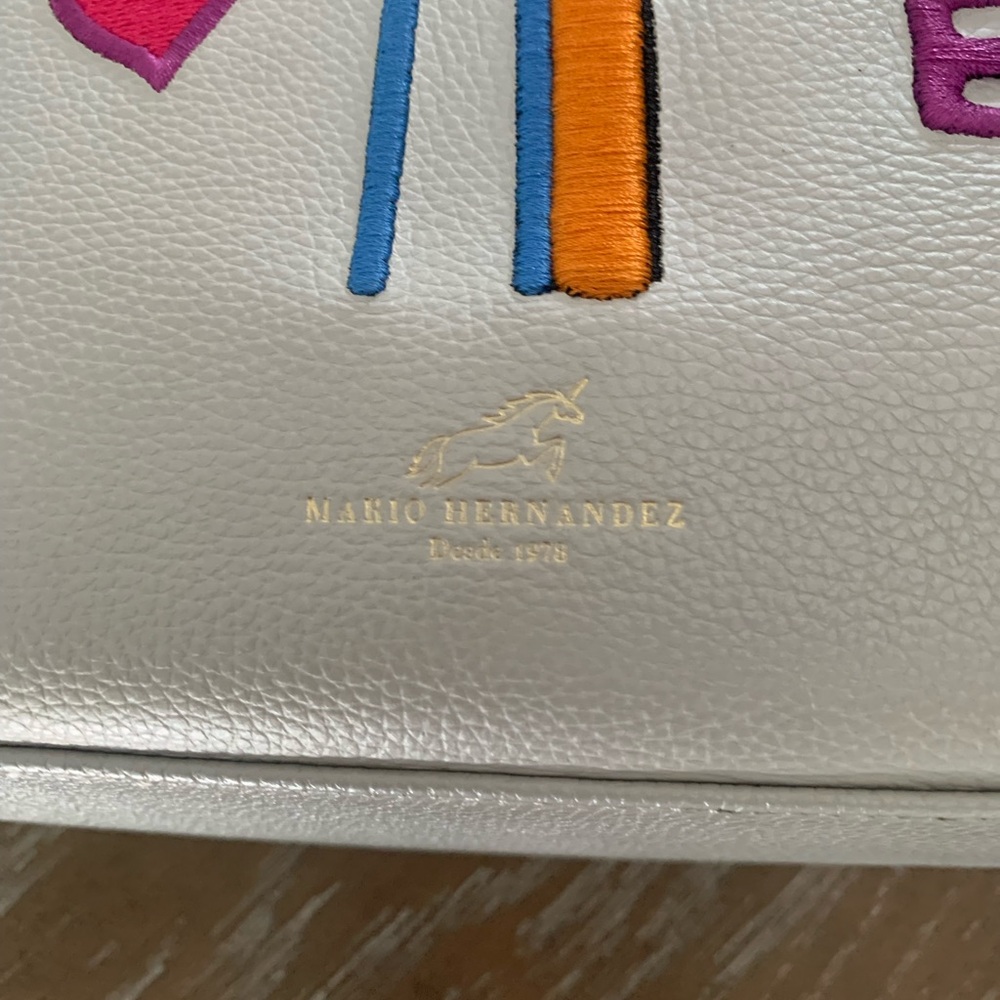 Elegant Cream Shoulder Bag with Embroidered Design - Picture 3 of 11